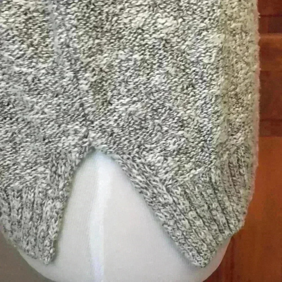 Hollister Cold Shoulder Sweater Size Small - Picture 5 of 9